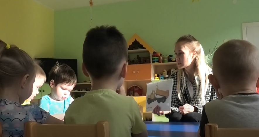Lõimitud õppetegevus keelekümblusrühmades lasteaias Päikseke 15.04.2022. ESN TV