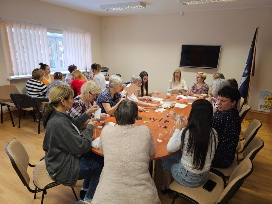 Lasteaia meeskond valmistub Jõululaadaks.