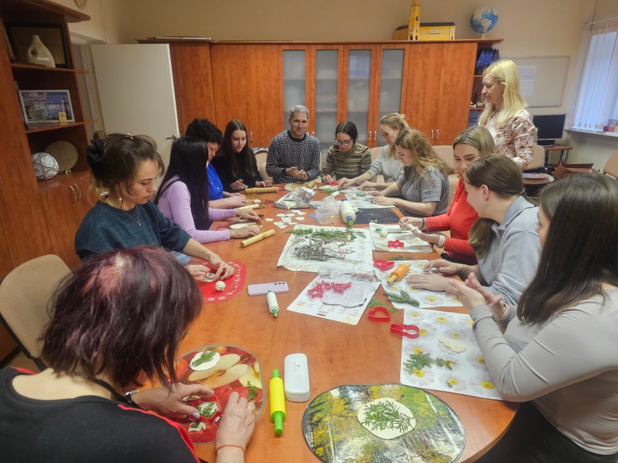 Lasteaia Päikseke meeskond valmistab Jõuludeks.