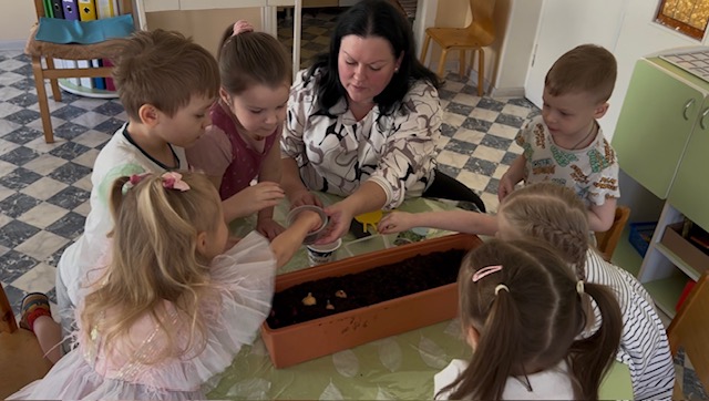 ESN TV. VÄIKESED AEDNIKUD SILLAMÄE LASTEAIAS PÄIKSEKE